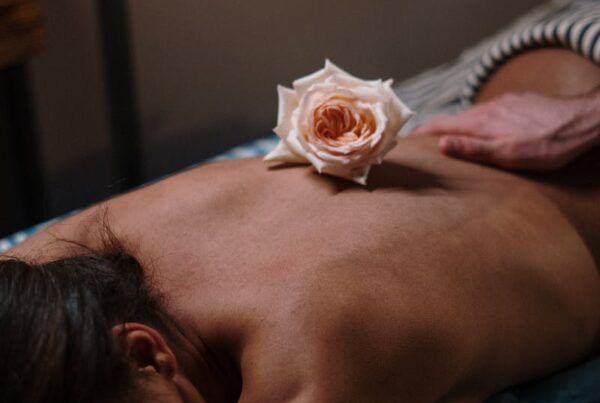 femme sur table de massage avec une rose