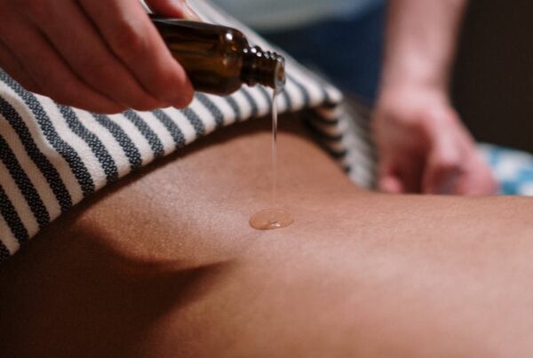 masseuse-appliquant-huile-dos