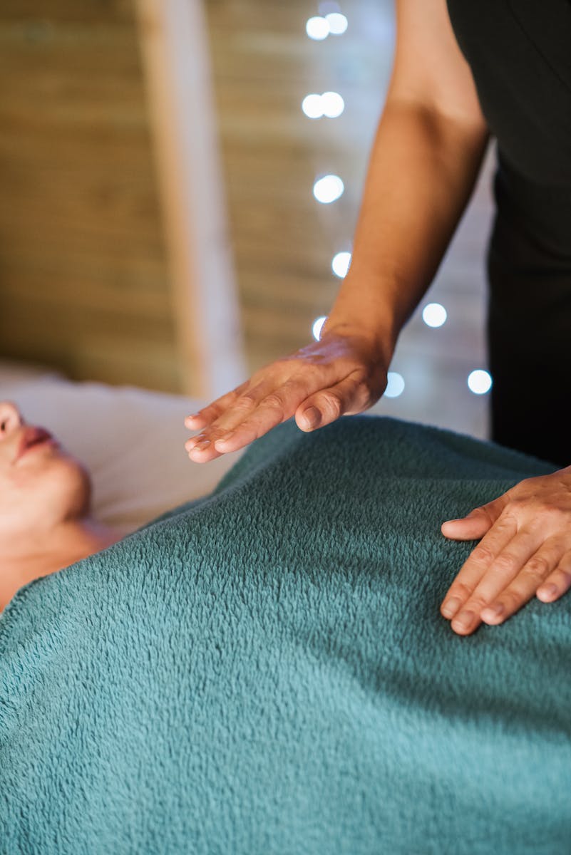 massages énergétiques serviette mains